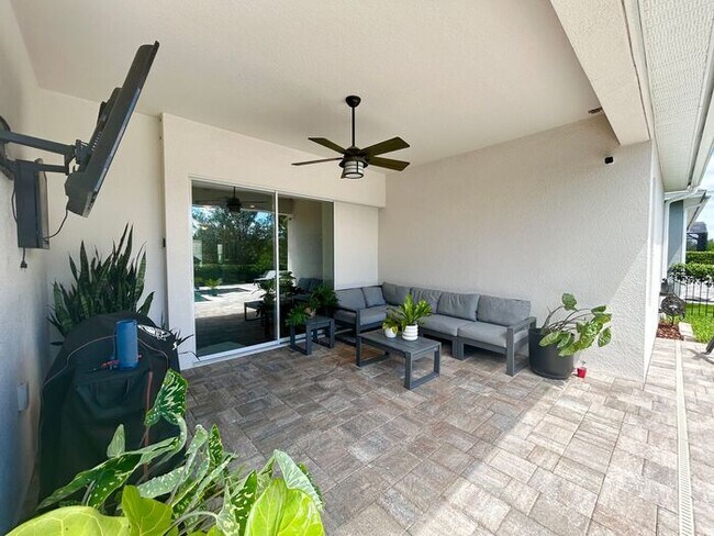 Building Photo - Elegant 5-Bedroom Pool Home for Rent in Sa...