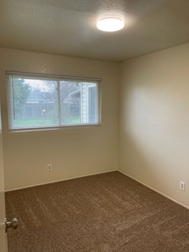 Building Photo - 3313 Willow Ln