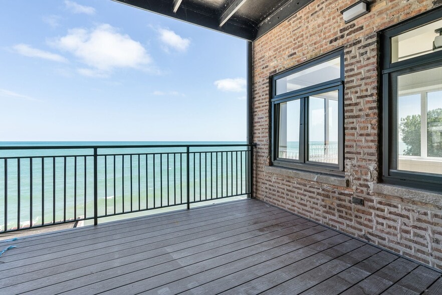 Building Photo - 7729 N Eastlake Ter