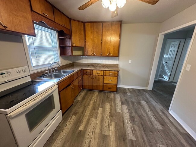 Building Photo - 2 Bd / 1 Ba -107 S Arlington Ave, Independence Rent $925- DUPLEX with garage