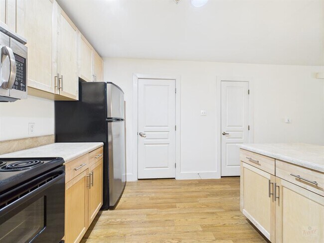 Building Photo - 711 W 32nd St