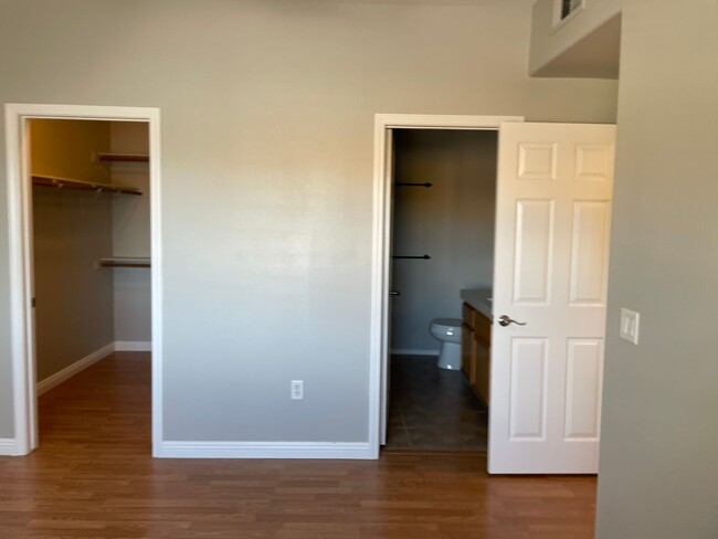 Building Photo - 2 bedroom upgraded condo in Silverado Ranch