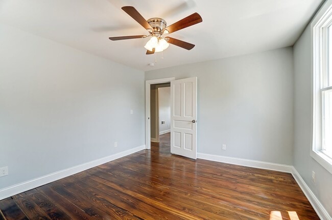 Building Photo - Spacious 3 Bedroom in Hamilton!