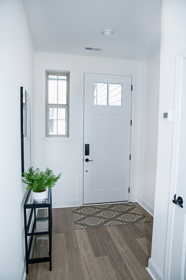 Building Photo - Modern Townhome for Rent!