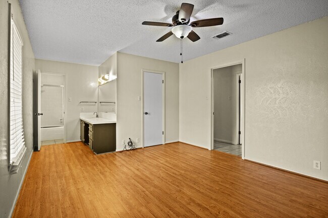 Building Photo - 905 N Johnson Ave