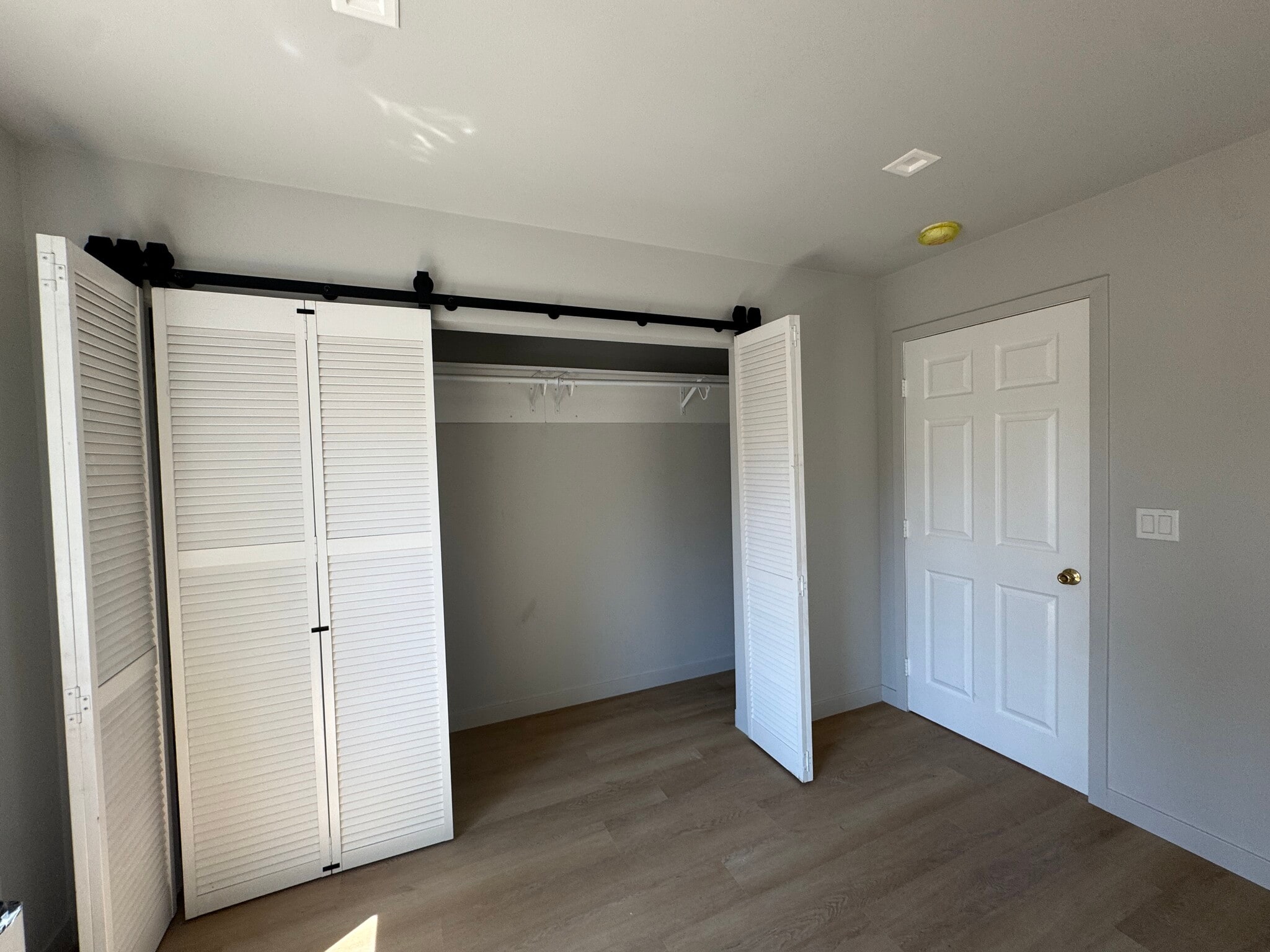 Building Photo - 2621 Hillcrest Dr