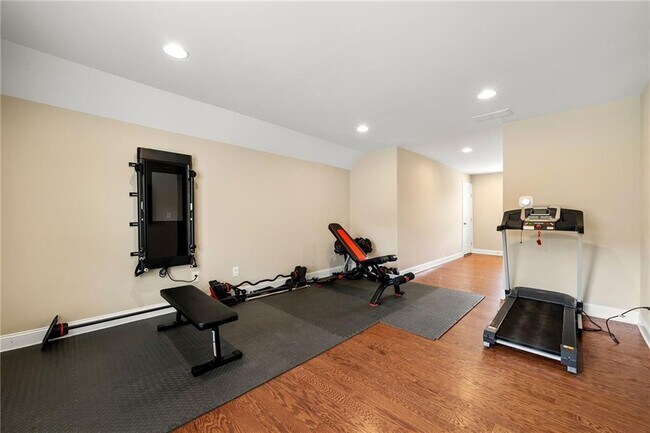 Building Photo - 1833 Sanford Dr