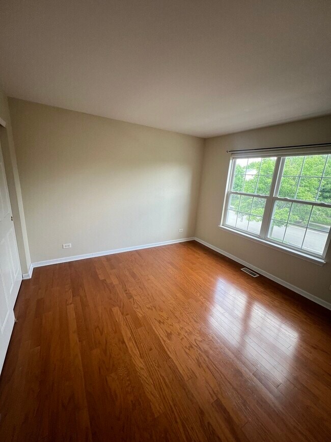 Building Photo - 927 Genesee Dr