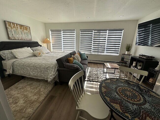 Building Photo - 725 E Main St