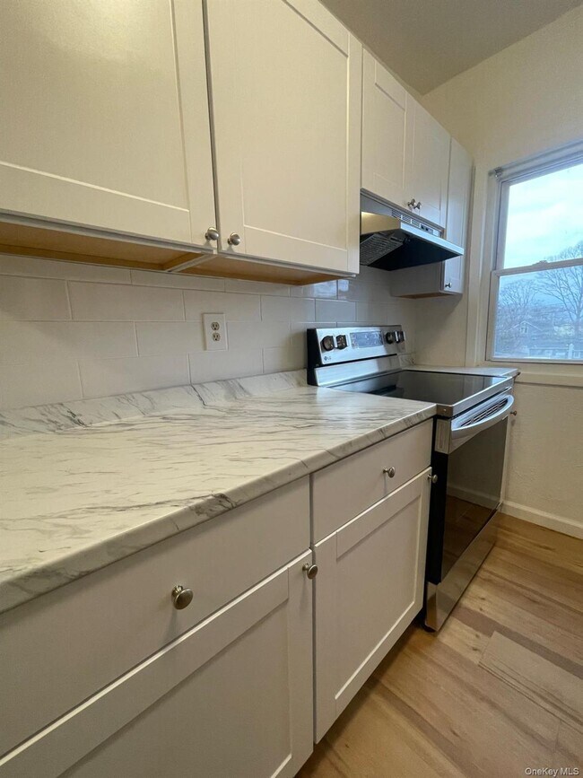 Building Photo - 1550 Montauk Hwy