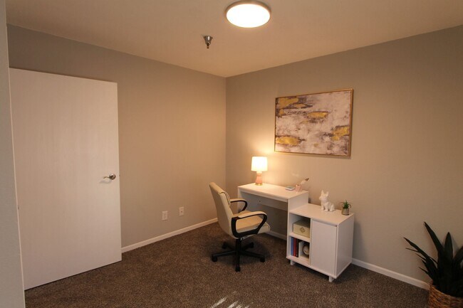 Building Photo - Welcome Home to Lincoln Woods: Modern Livi...