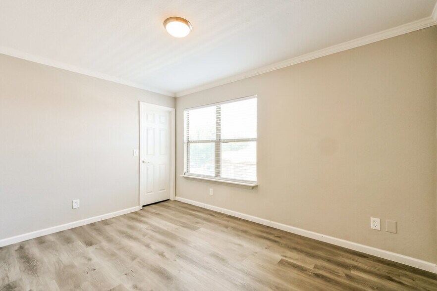 Building Photo - 2236 E Spruce Dr