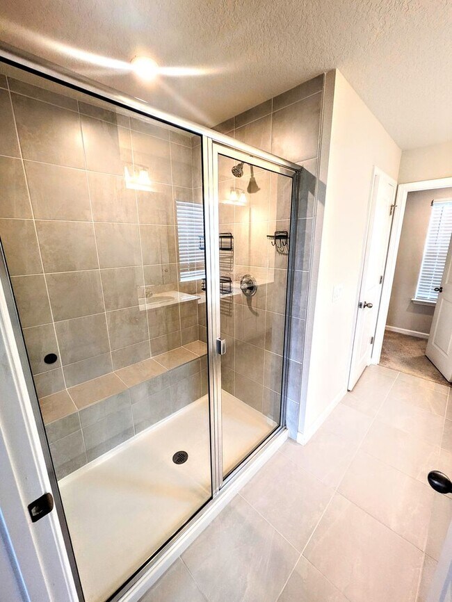 Building Photo - Annual UNfurnished NEW 4/ 2 1/2 home off S...