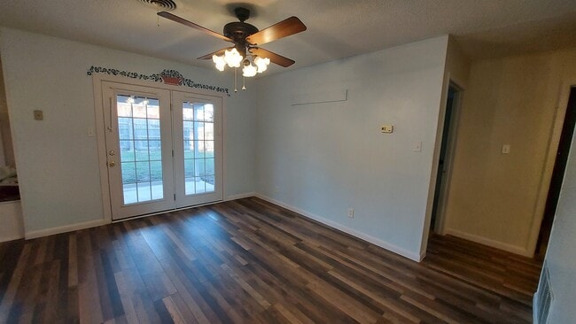 Building Photo - 707 Lewis Dr