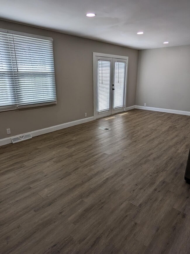Building Photo - 3253 Niagara Dr