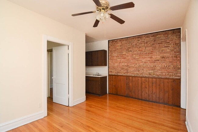 Building Photo - 958 W Cornelia Ave