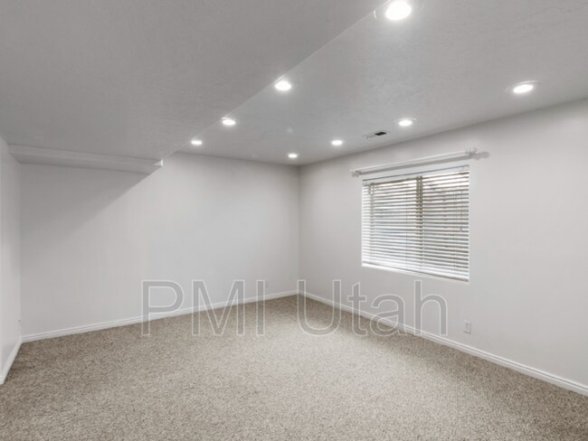 Building Photo - 3211 S 945 E
