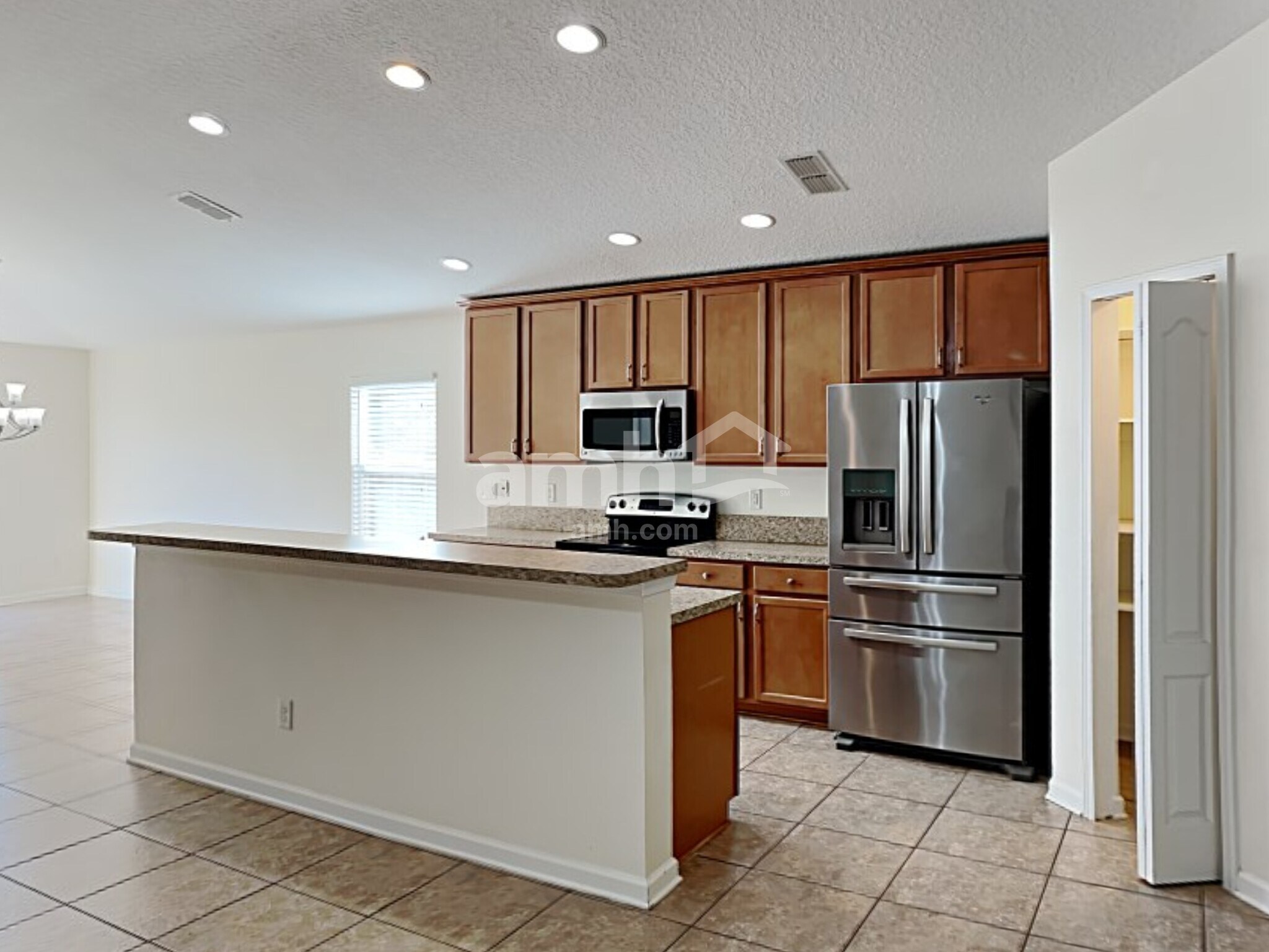 Building Photo - 224 E New England Dr