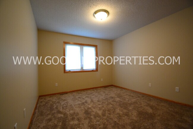 Building Photo - 4 Bedroom, 2.5 Bathroom Home in Johnston