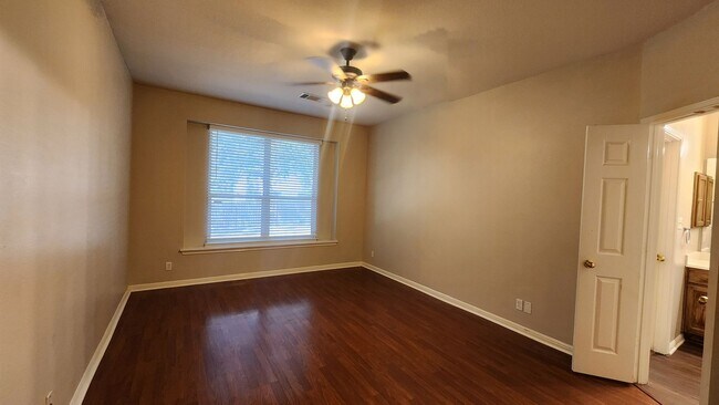 Building Photo - Located In the heart of Stone Oak