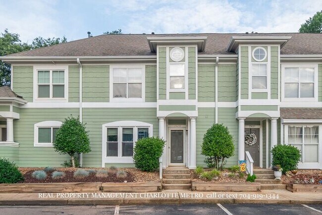 Building Photo - 3BR Townhome - Lake Living in Vineyard Point with Boat Slip Access Near Lake Norman