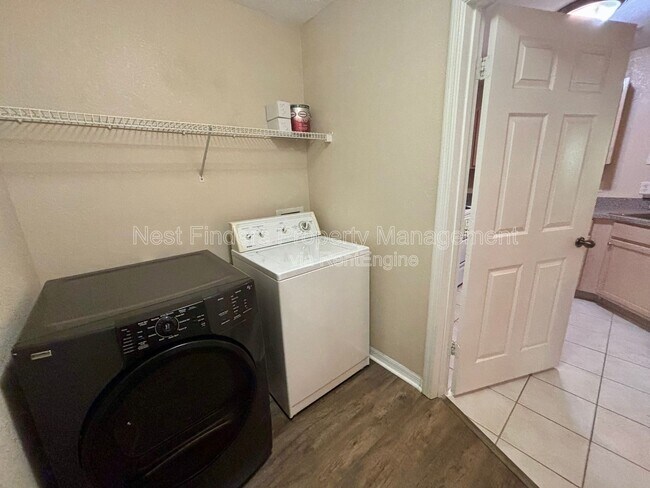 Building Photo - 7800 Point Meadows Dr