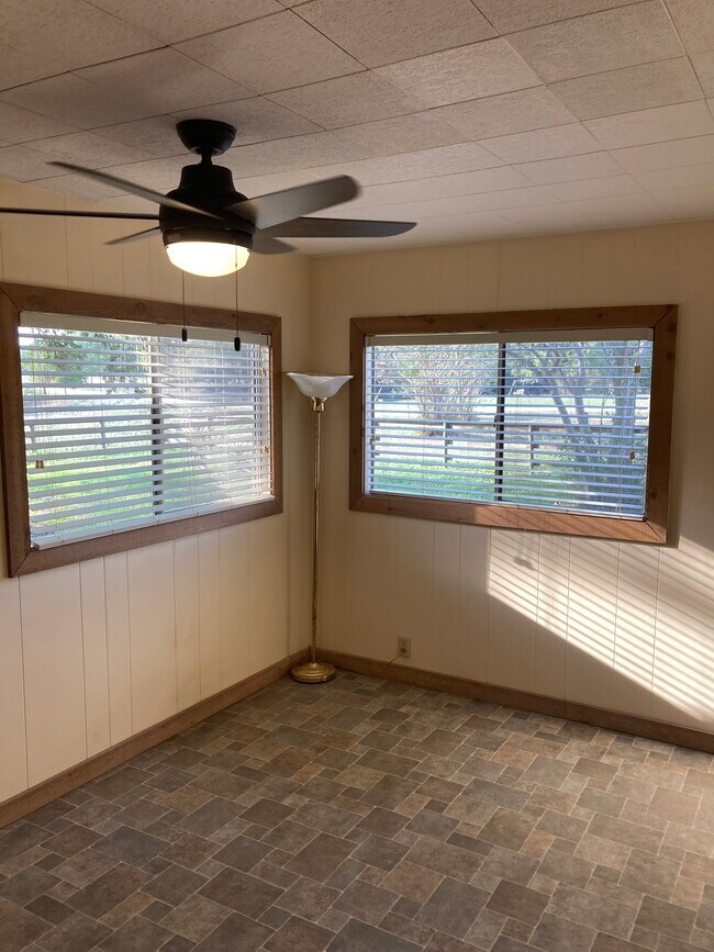 Building Photo - 9900 N US Hwy 77