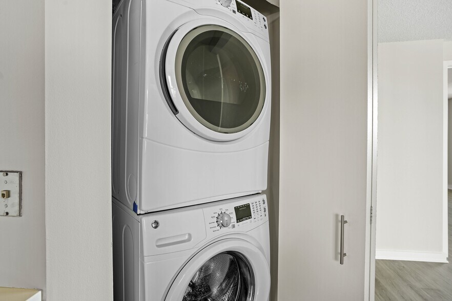 Building Photo - 542 N State St