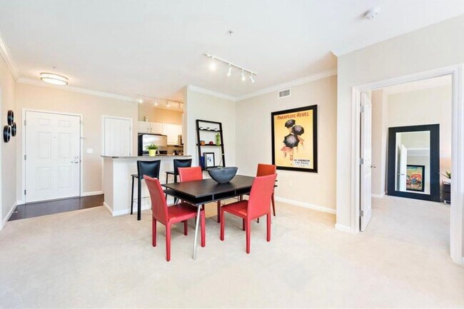 Building Photo - 903 Providence Pl