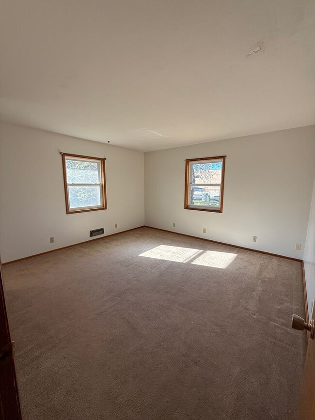 Building Photo - 3 Bed 2 Bath