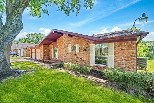 Building Photo - 5123 Shady Oaks Ln