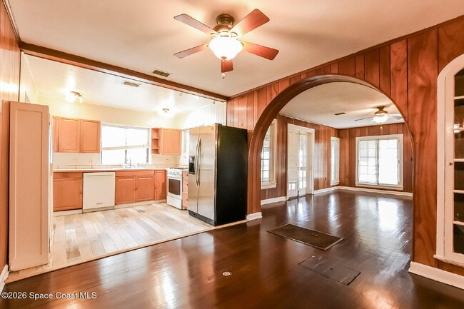 Building Photo - 1428 Riverside Dr