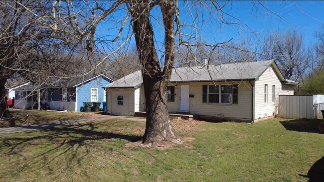 Building Photo - Charming 4 Bedroom House!