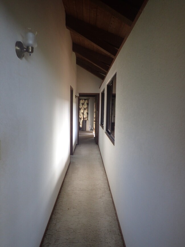 Building Photo - Very private, gated, mostly furnished Maui...