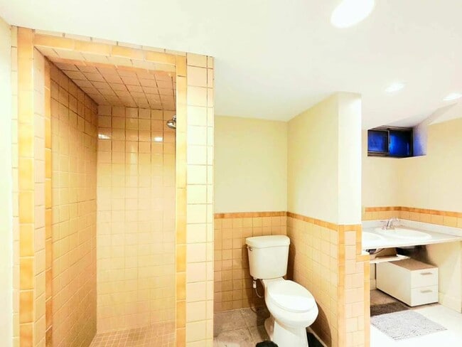 Building Photo - Large 4 Bed, 2 Bath in Desirable East Wena...