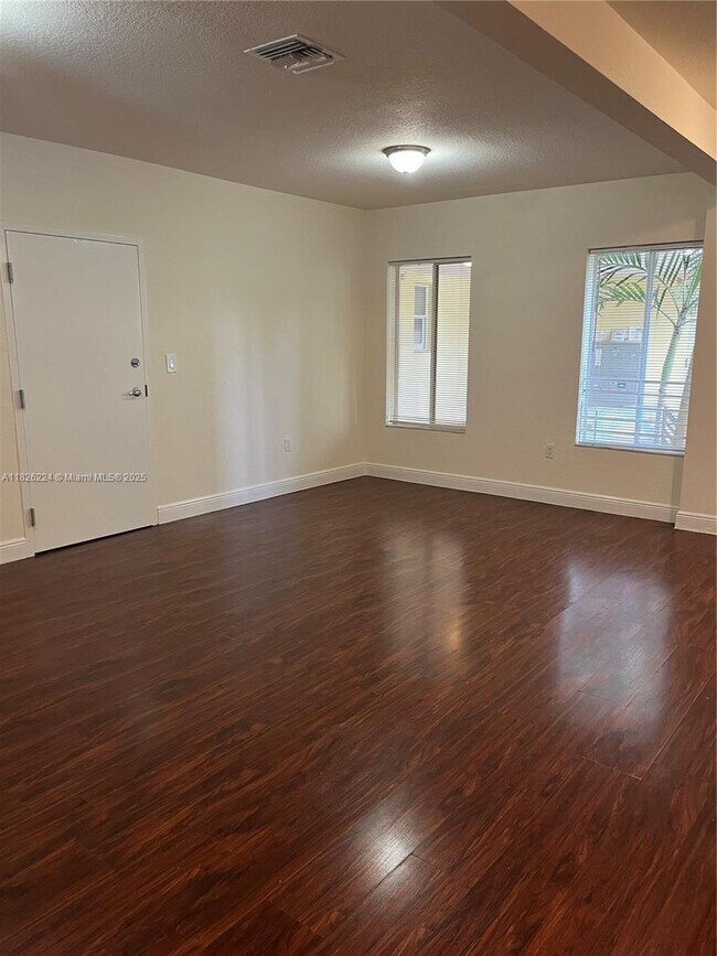 Building Photo - 2880 Pine Tree Dr