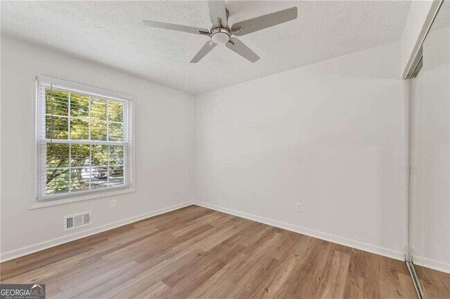 Building Photo - 472 Barnsdale Dr