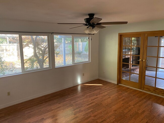 Building Photo - Cute home for rent in Visalia!