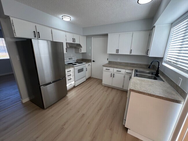 Building Photo - 928-932 N 6th Street