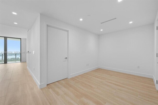 Building Photo - 2411 Laguna Cir