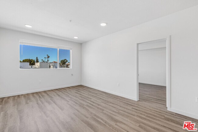 Building Photo - 10824 Blix St