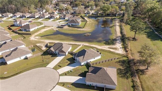Building Photo - Golf Course and Pond Views