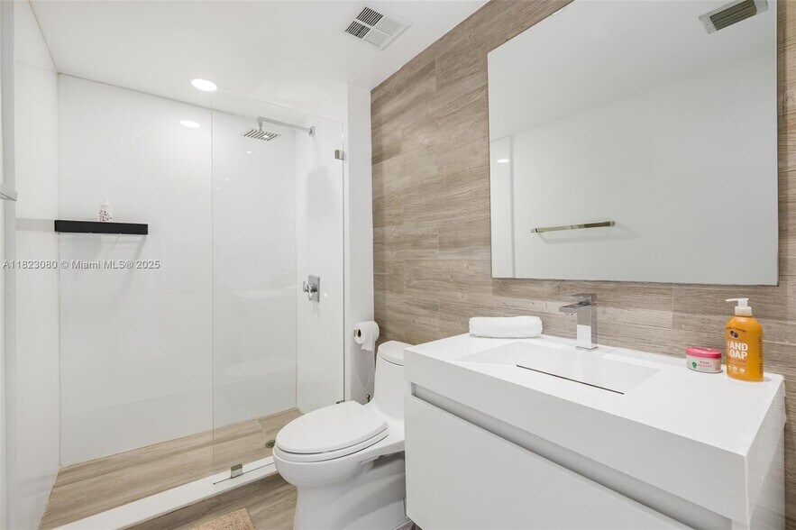 Building Photo - 325 S Biscayne Blvd