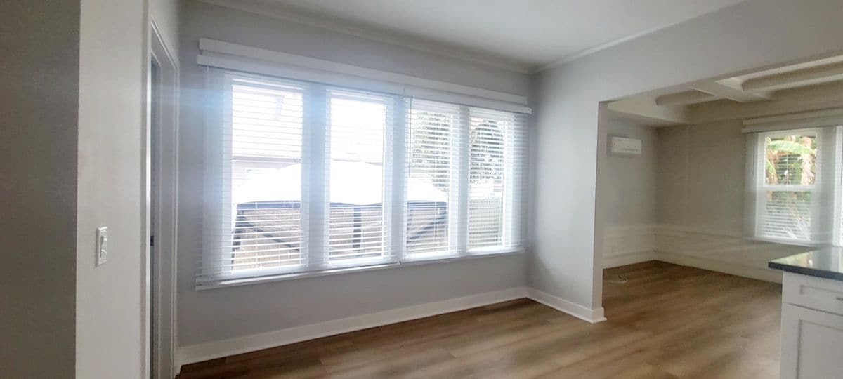 Building Photo - 1048 E 5th St