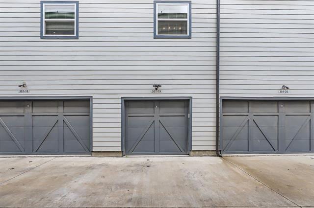 Building Photo - 301 E Lamar St