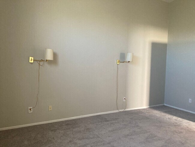 Building Photo - 3 bedroom 2 bath 2 car garage