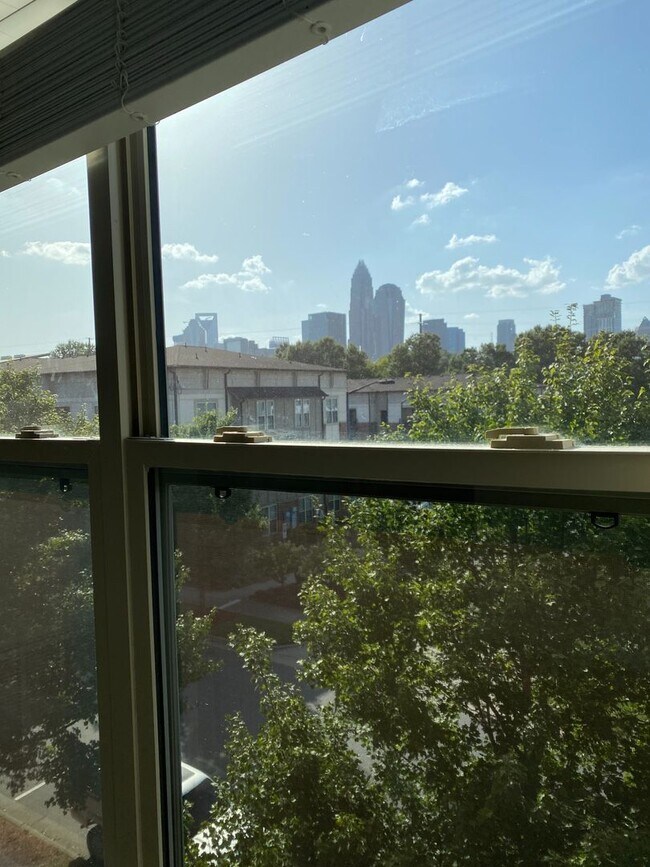 Building Photo - Room in 3 Bedroom Townhome at Seigle Point Dr
