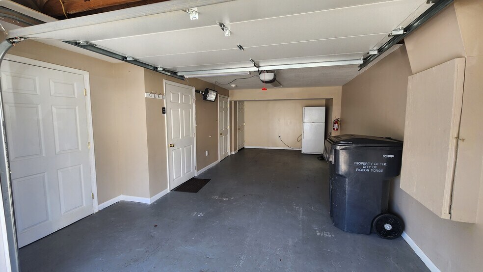 garage - 833 Plantation Dr