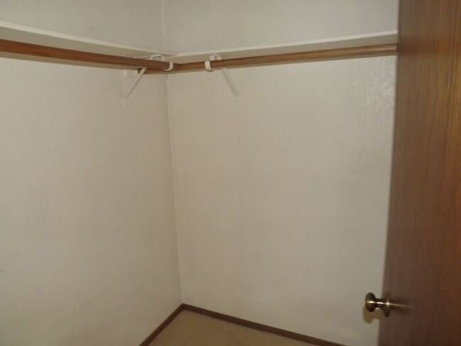Building Photo - Nice 2 Bedroom Upper Unit In 4-PLex!