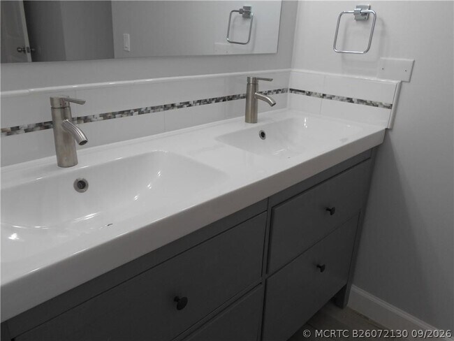Building Photo - 1301 NE Miami Gardens Dr